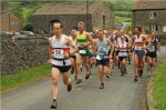 andy-brown-leading-out-the-pack-at-pendle-cloughs-fell-race